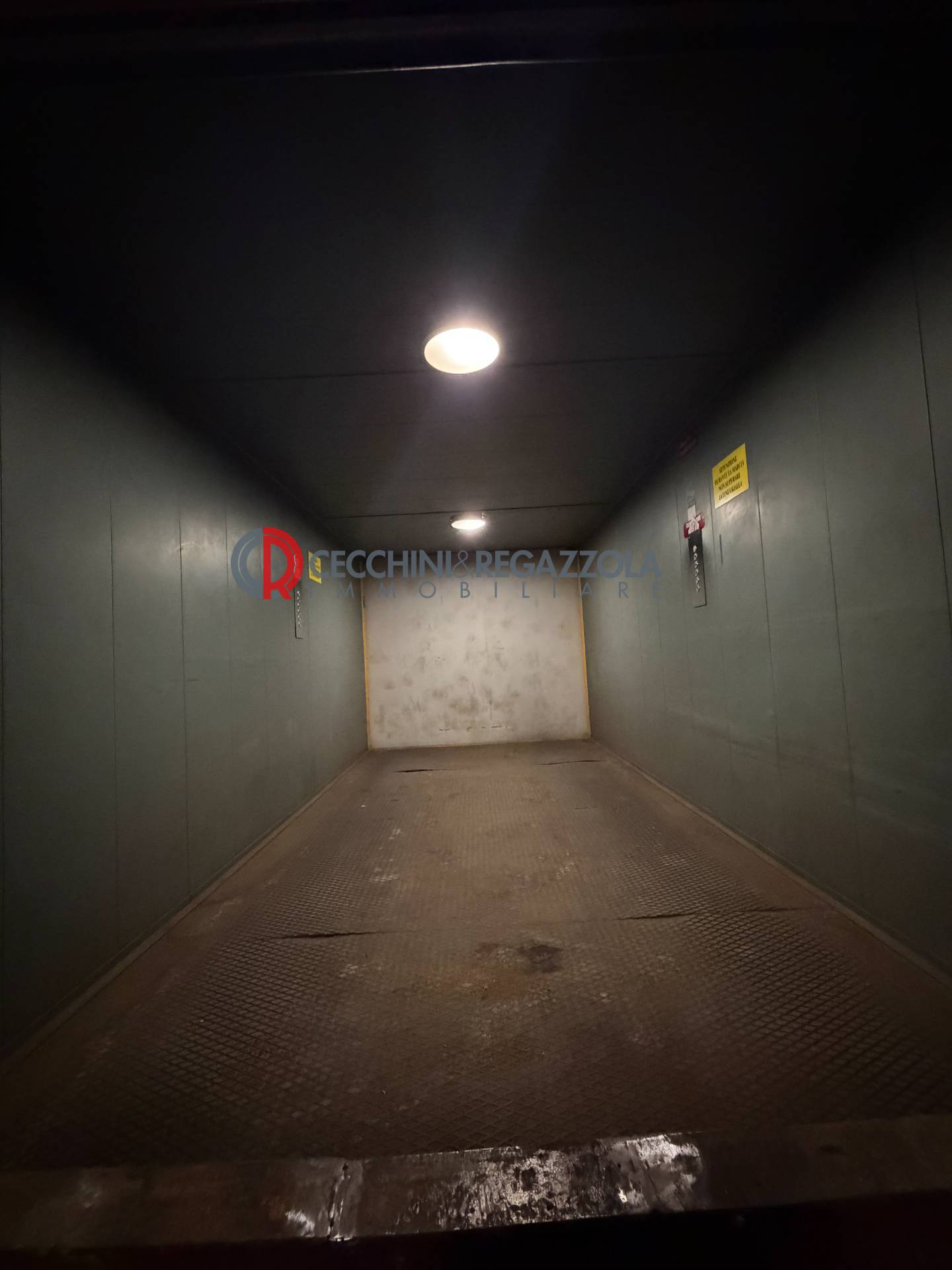 Posto auto coperto in vendita a Milano