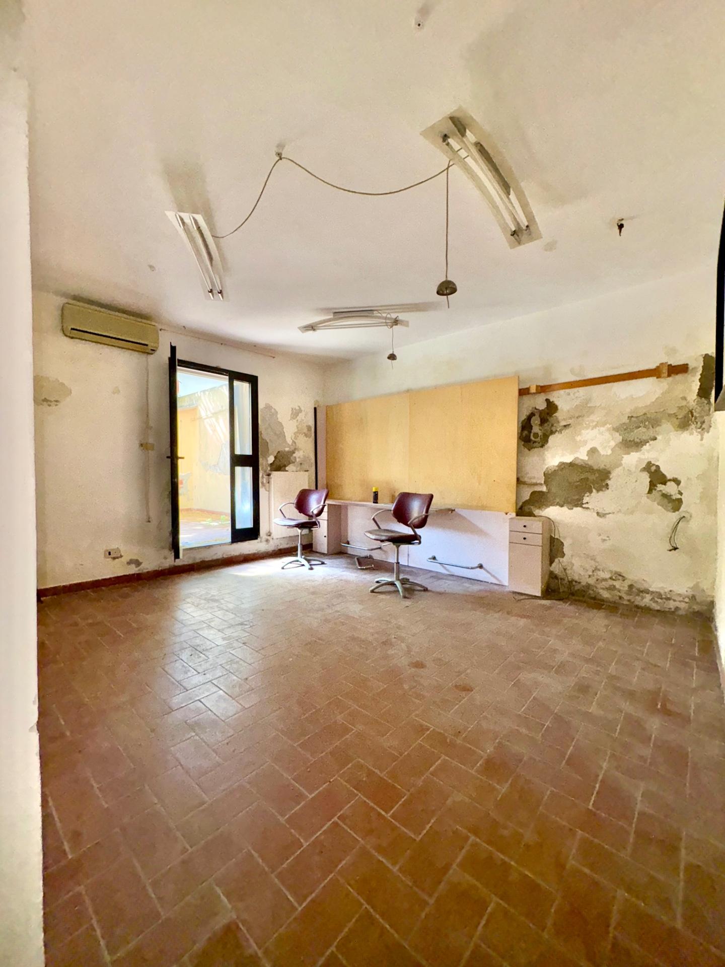 Locale commerciale in vendita a Cascina