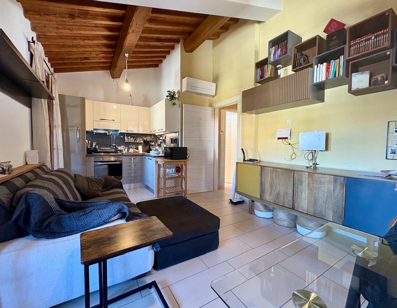 Trilocale arredato in affitto, Calcinaia fornacette