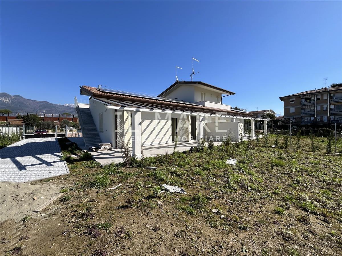 Villa Bifamiliare con giardino, Massa marina di