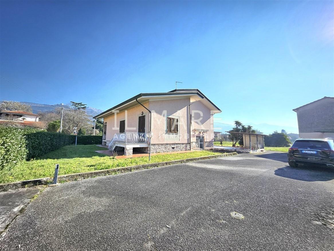 Villa con giardino, Montignoso renella