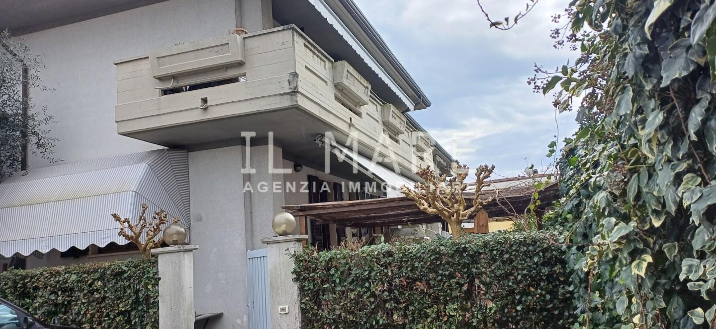 Casa indipendente con giardino a Massa