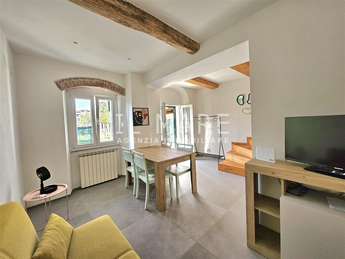 Casa indipendente con terrazzo a Massa