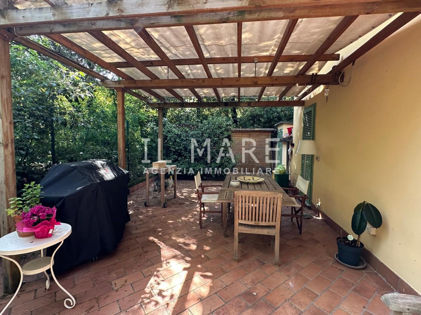 Villa con giardino, Massa ronchi