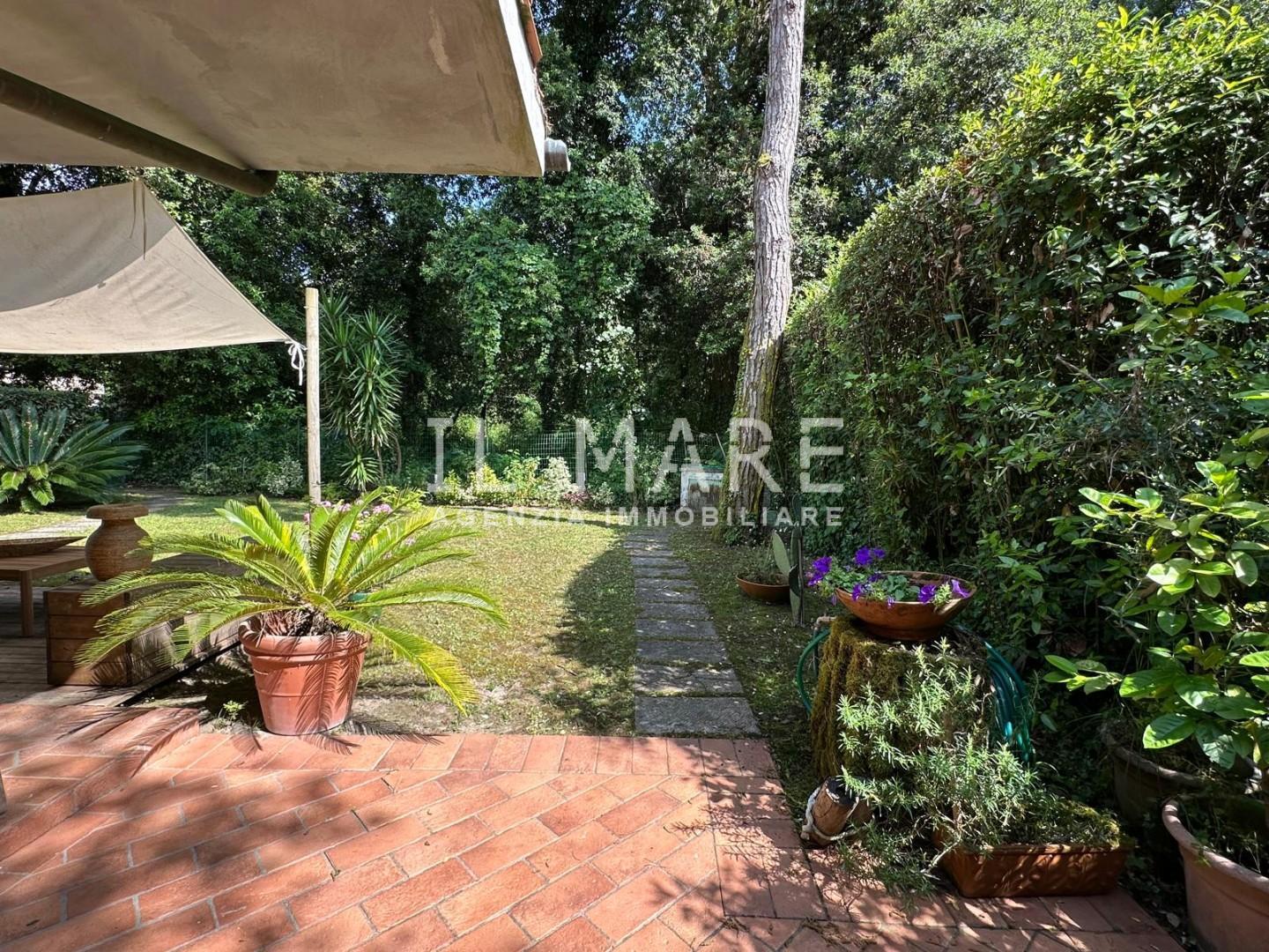 Villa con giardino, Massa ronchi