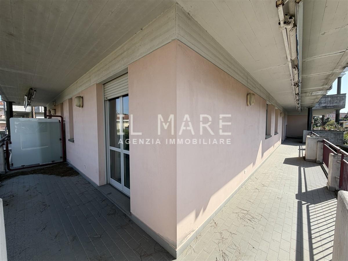 Appartamento con terrazzo, Massa marina di