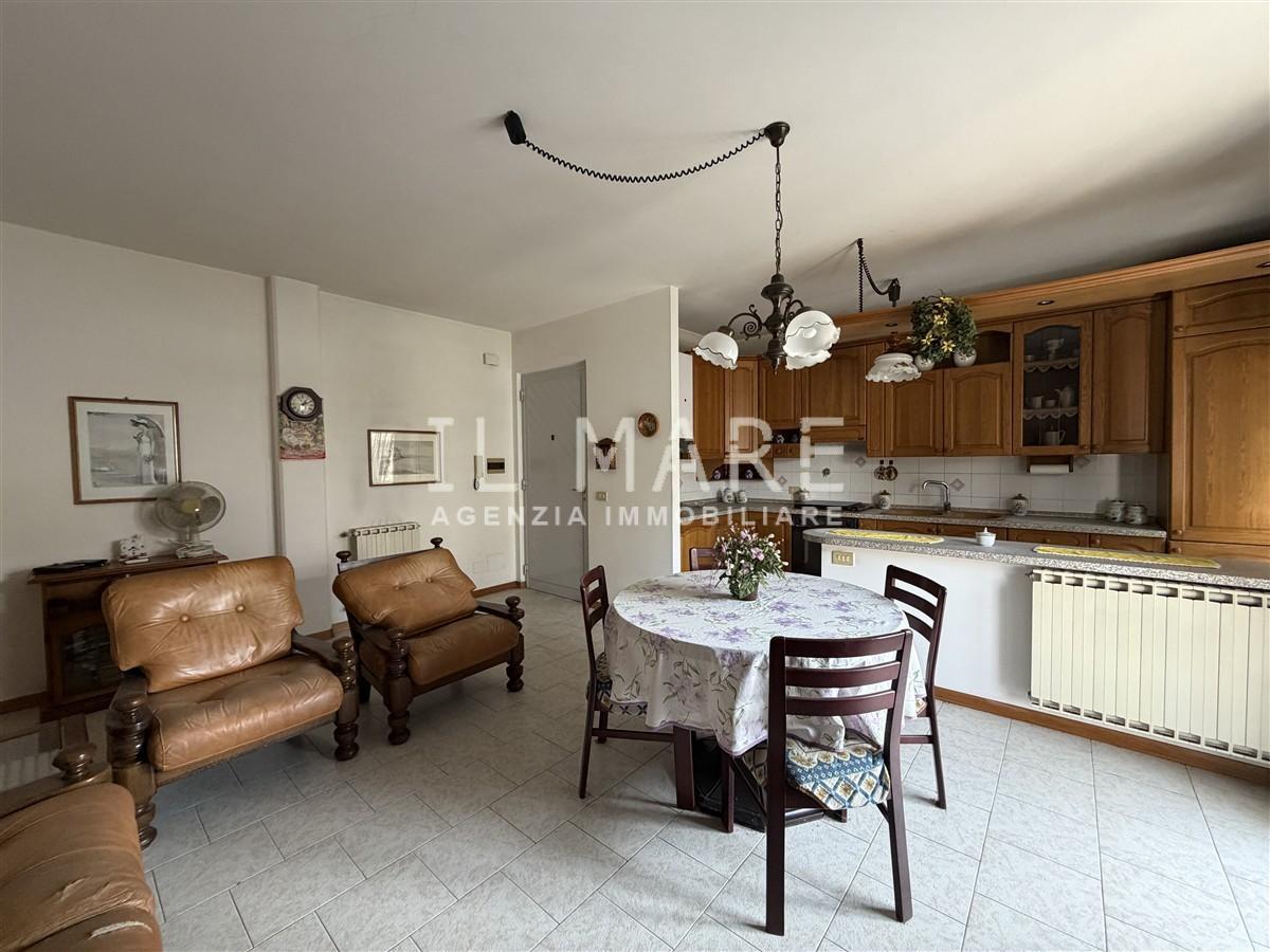 Appartamento con terrazzo, Massa marina di