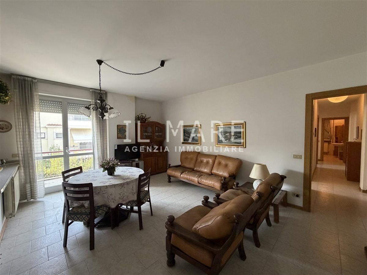 Appartamento con terrazzo, Massa marina di
