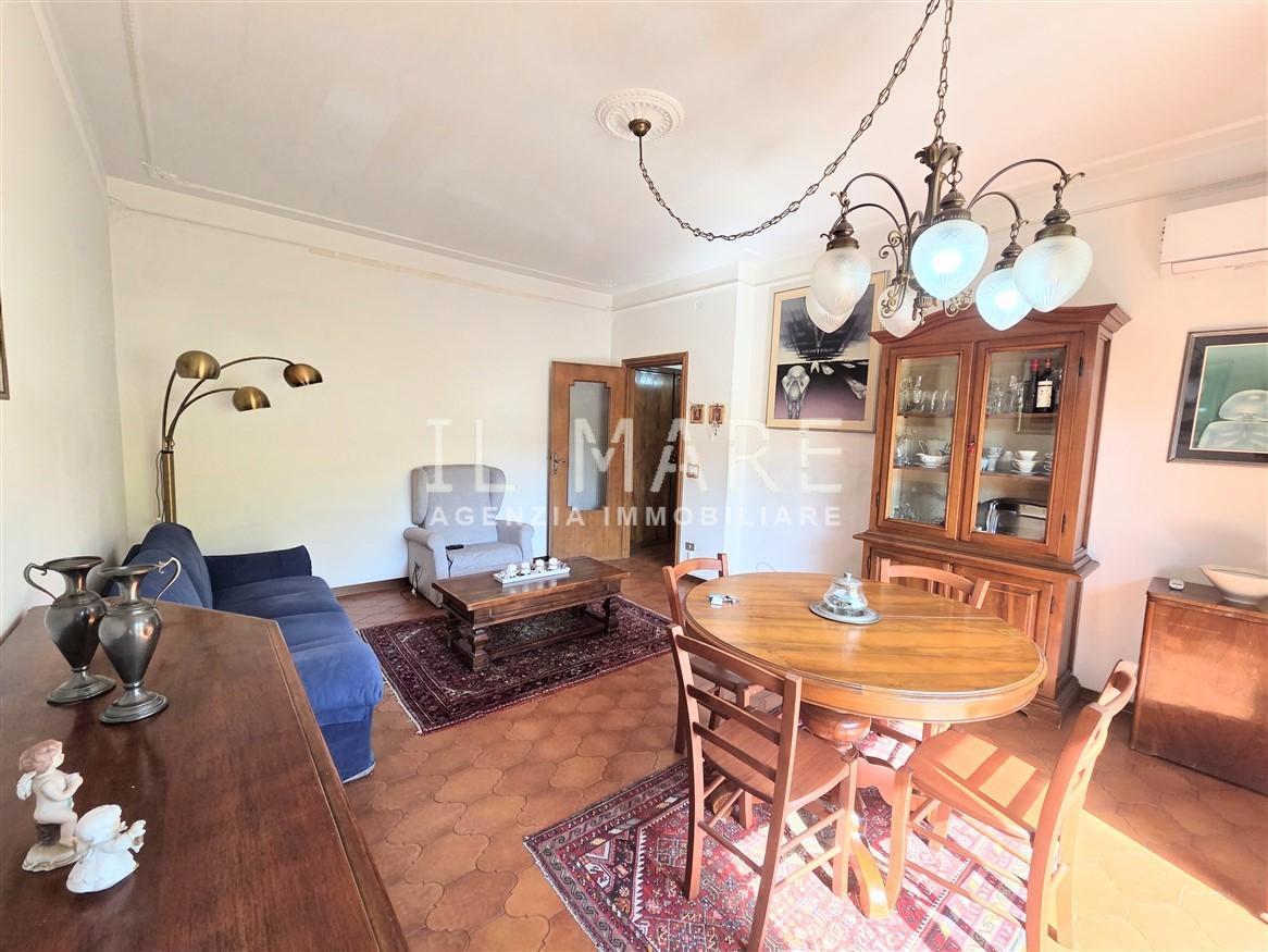 Appartamento con terrazzo, Massa zona viali