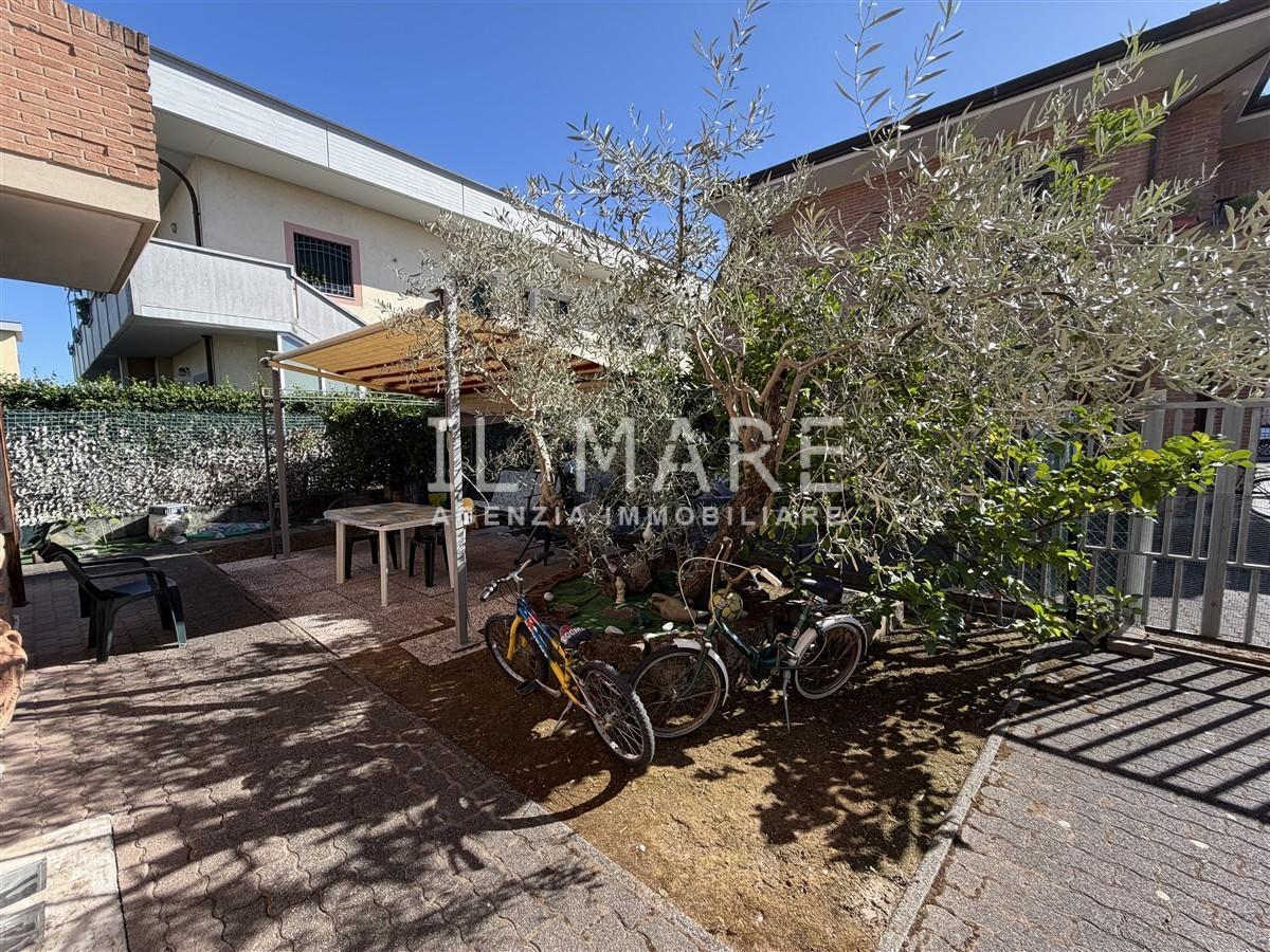Appartamento con giardino, Massa marina di