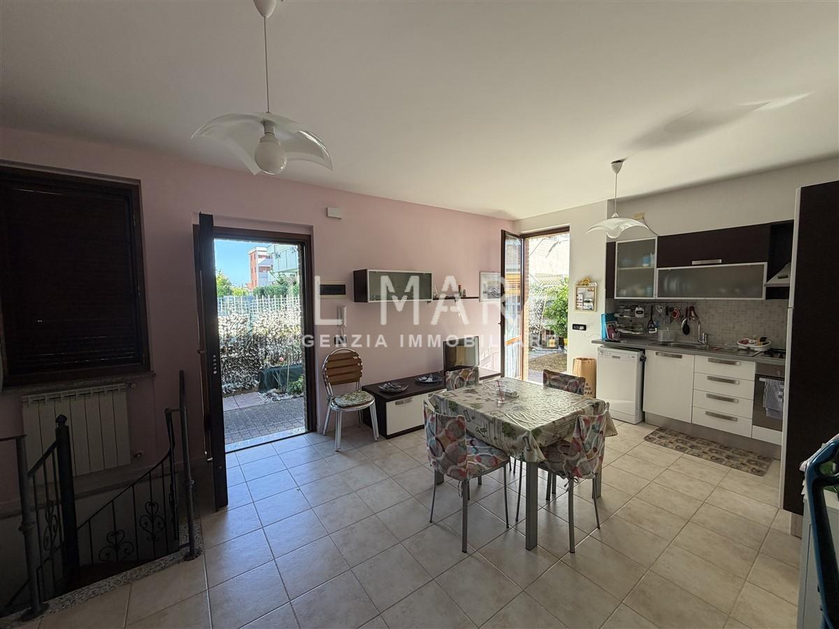 Appartamento con giardino, Massa marina di