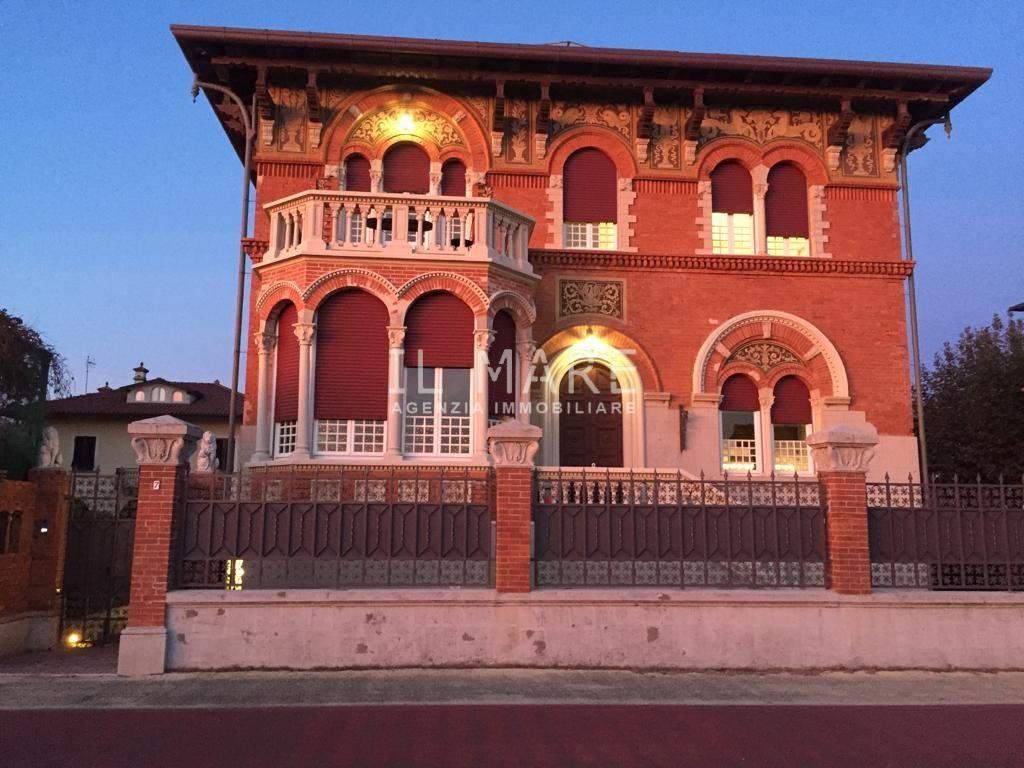 Villa in vendita, Massa marina di