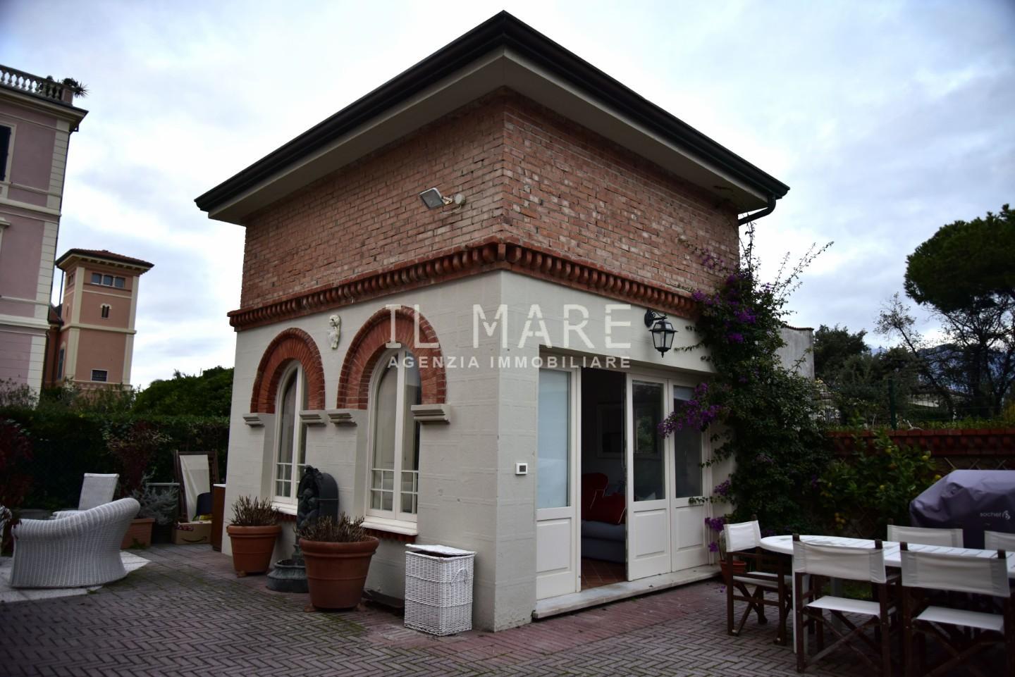 Villa in vendita, Massa marina di