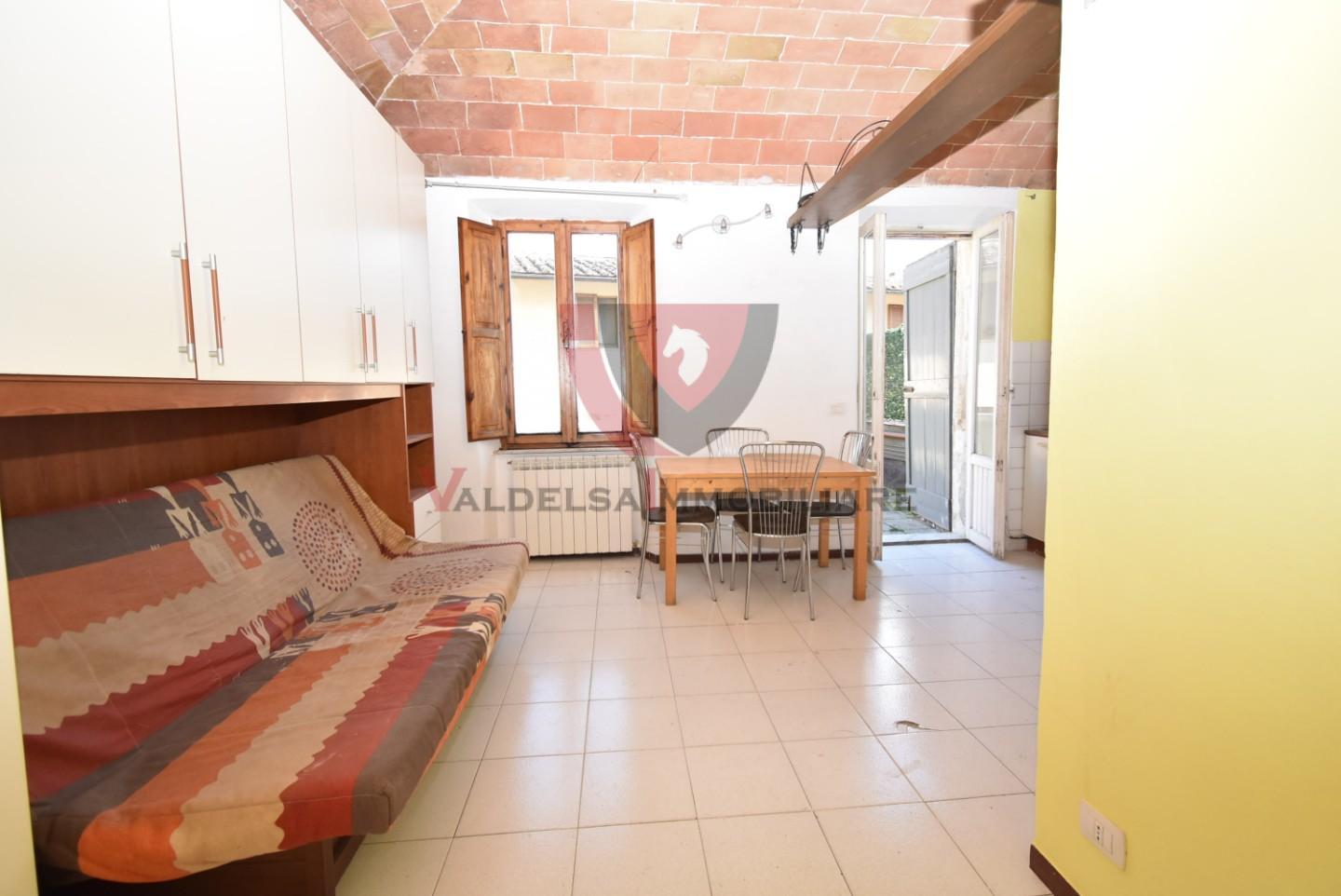 Monolocale con terrazzo a Colle di Val d'Elsa