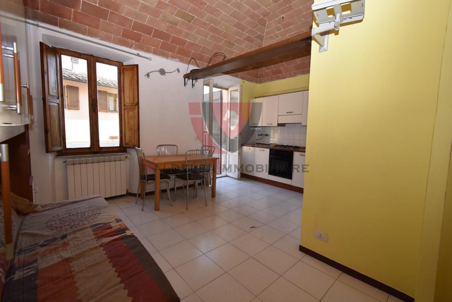 Monolocale con terrazzo a Colle di Val d'Elsa