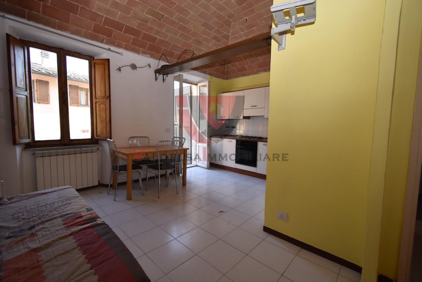 Monolocale con terrazzo a Colle di Val d'Elsa