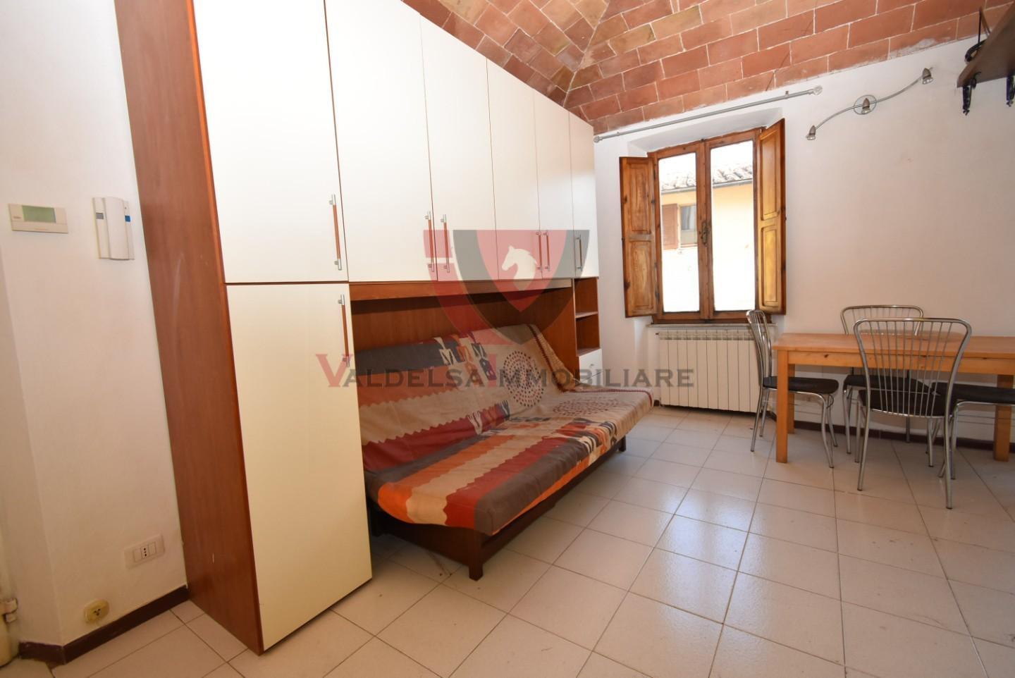 Monolocale con terrazzo a Colle di Val d'Elsa