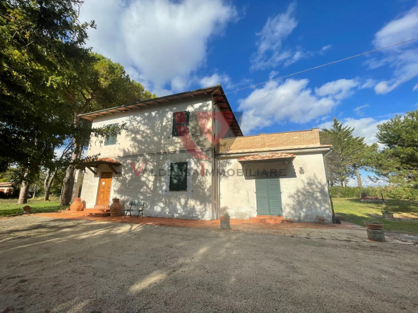 Rustico con giardino a Colle di Val d'Elsa