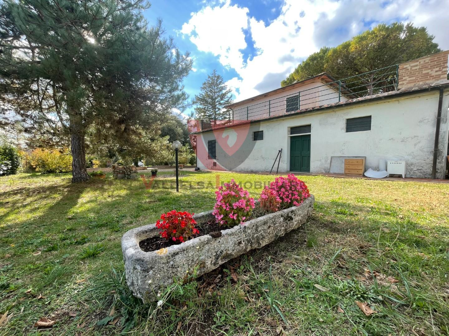 Rustico con giardino a Colle di Val d'Elsa