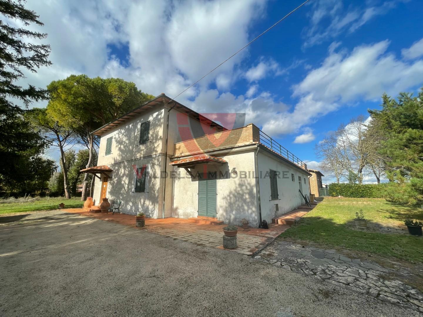Rustico con giardino a Colle di Val d'Elsa