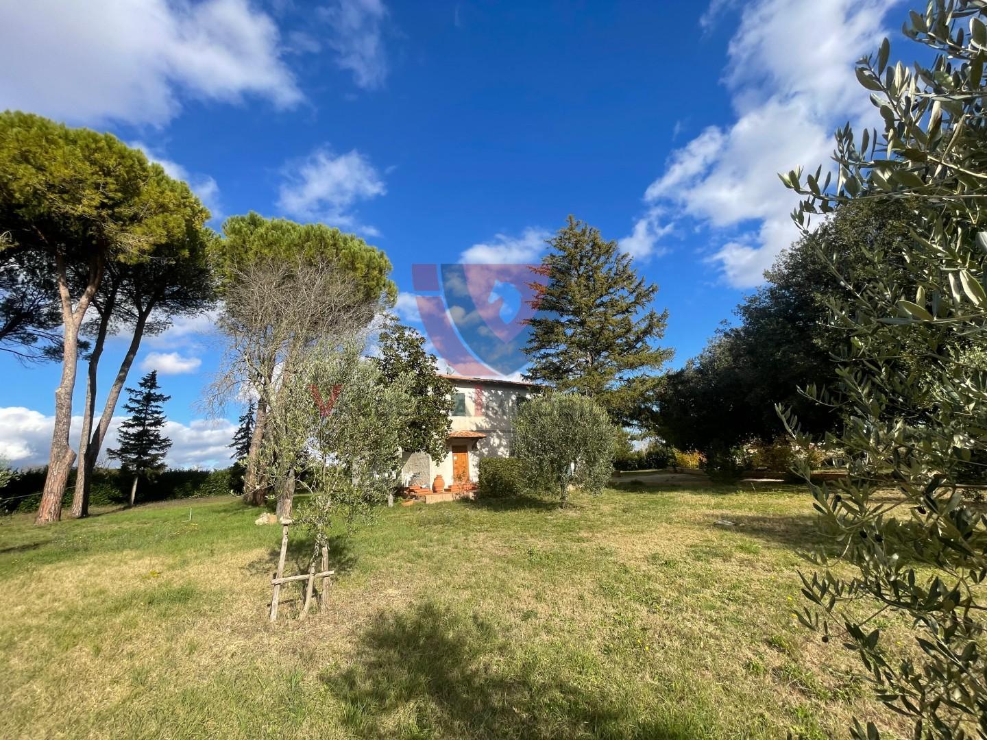 Rustico con giardino a Colle di Val d'Elsa