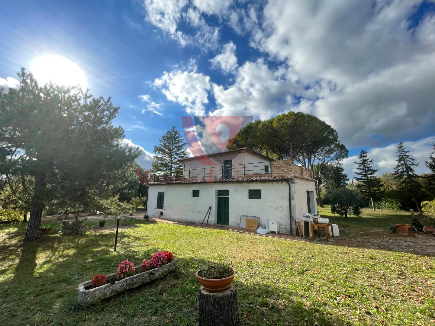 Rustico con giardino a Colle di Val d'Elsa