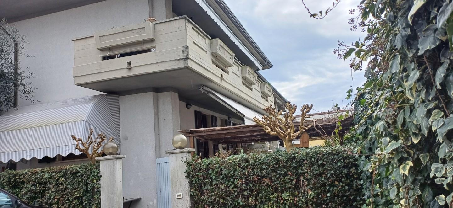 Casa indipendente con giardino a Massa