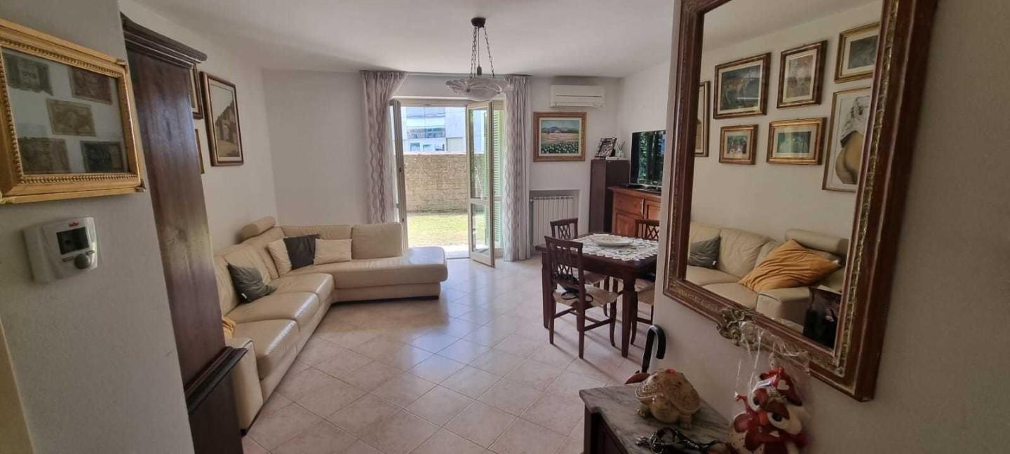 Quadrilocale con giardino a Massa