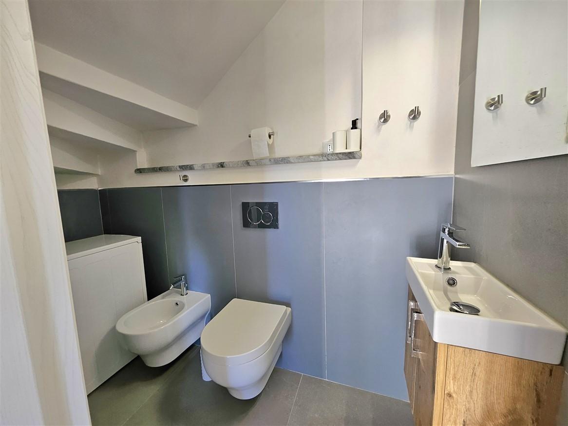 Casa indipendente con terrazzo a Massa