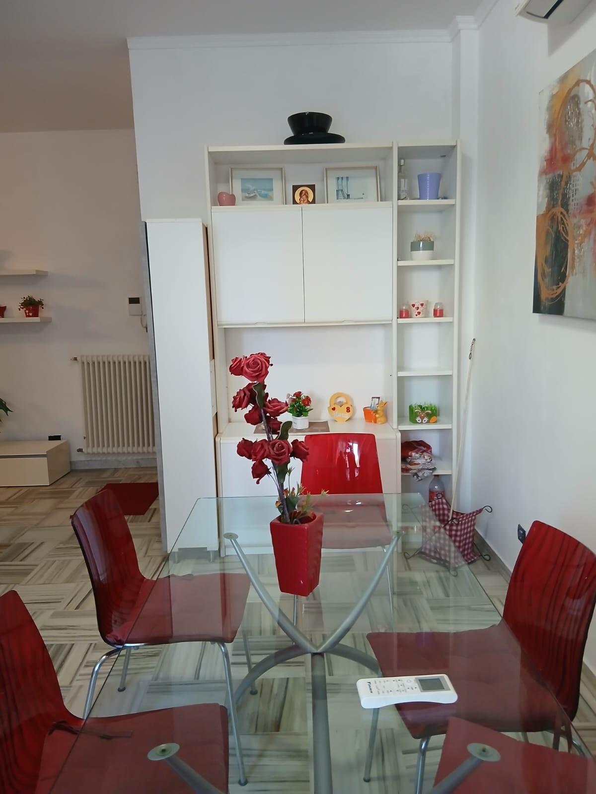 Trilocale arredato in affitto, Massa zona viali