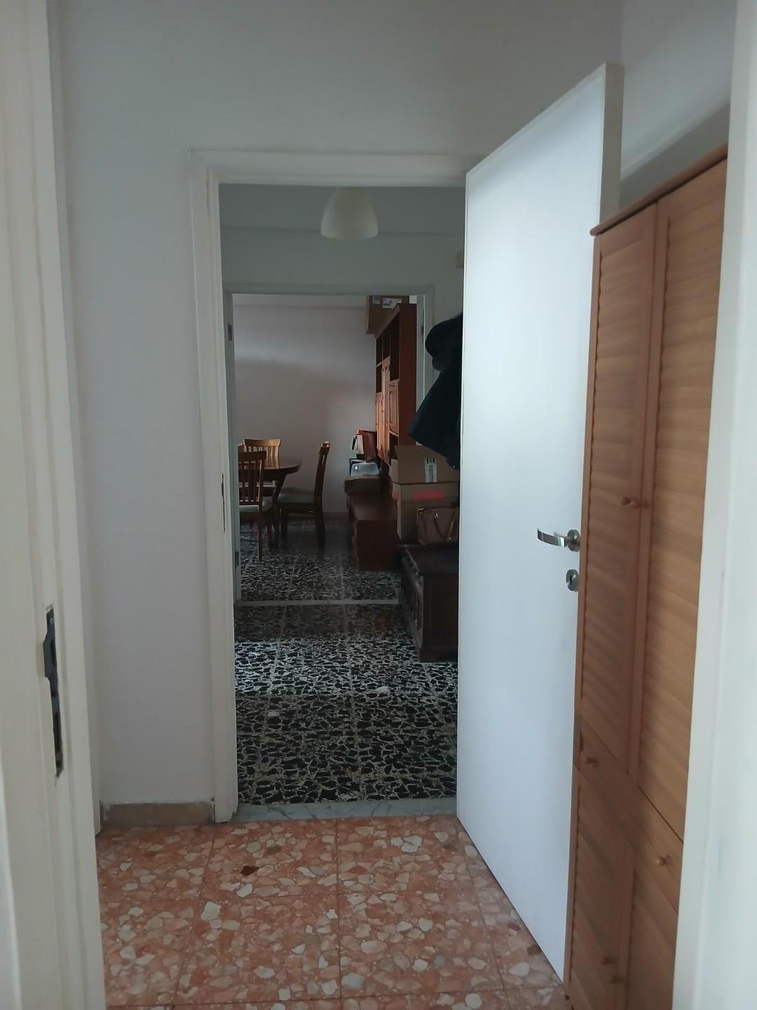 Trilocale con terrazzo, Massa centro