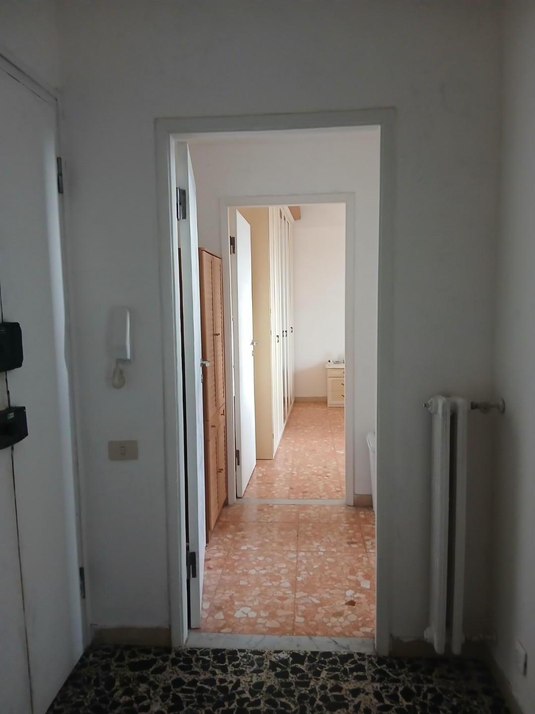 Trilocale con terrazzo, Massa centro