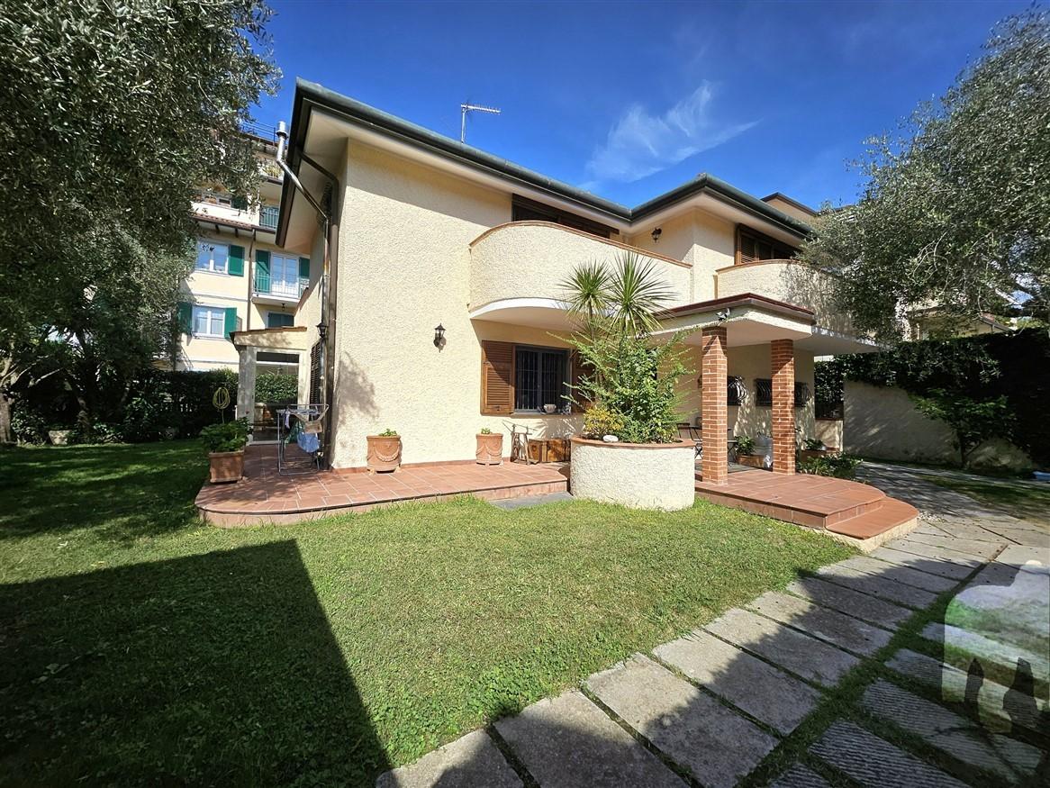 Villa con giardino a Massa