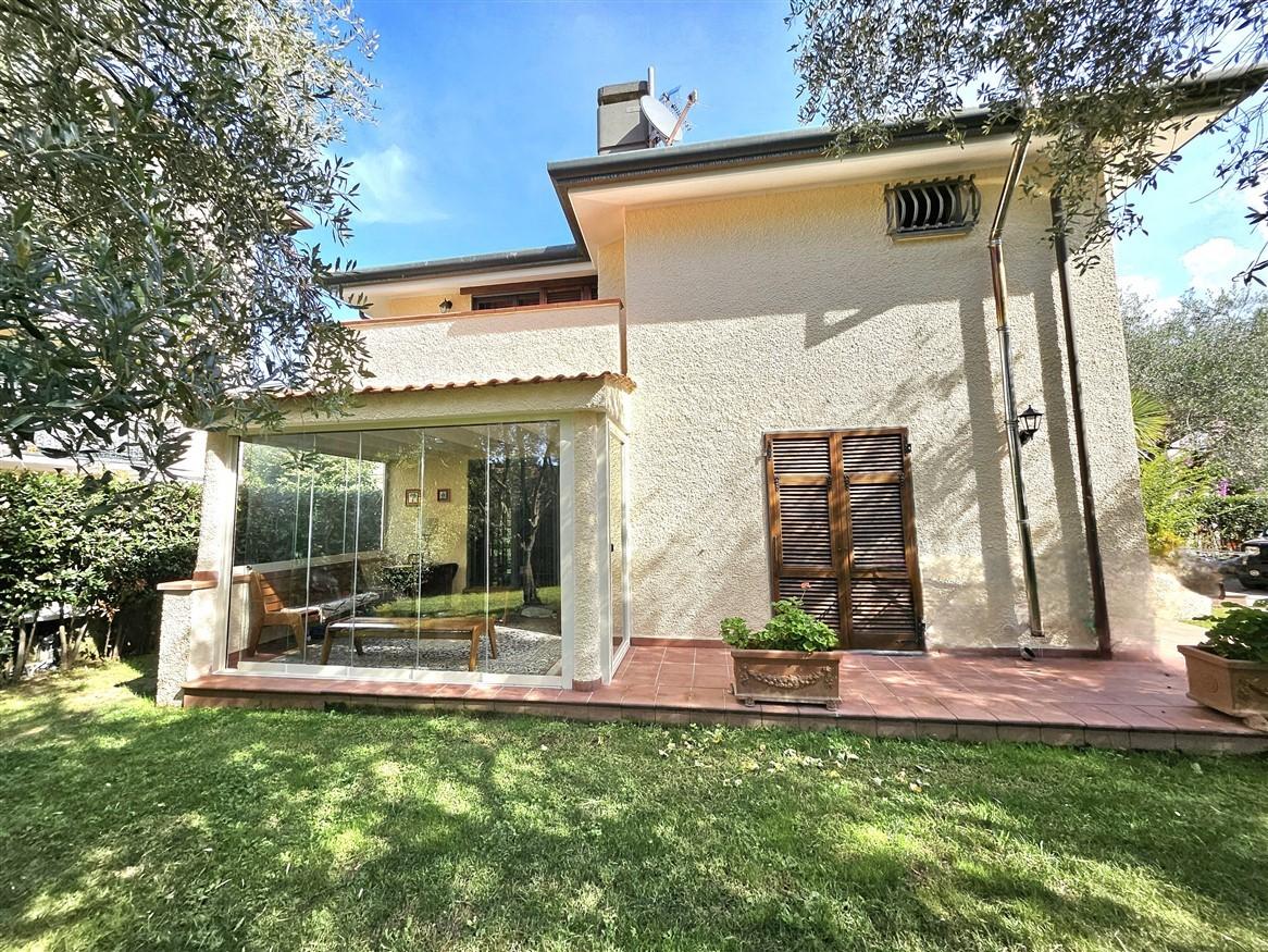 Villa con giardino a Massa