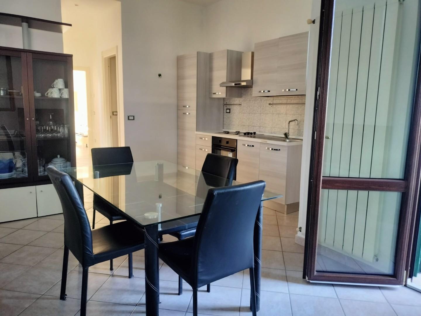 Trilocale arredato in affitto, Massa marina di