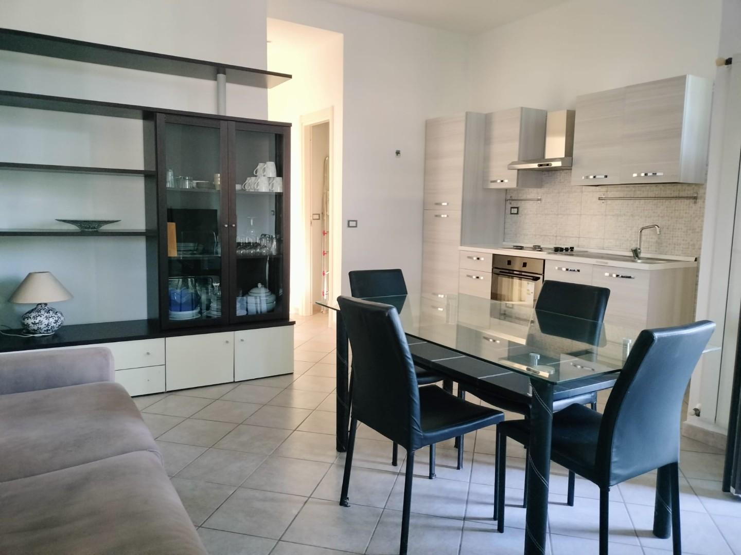 Trilocale arredato in affitto, Massa marina di
