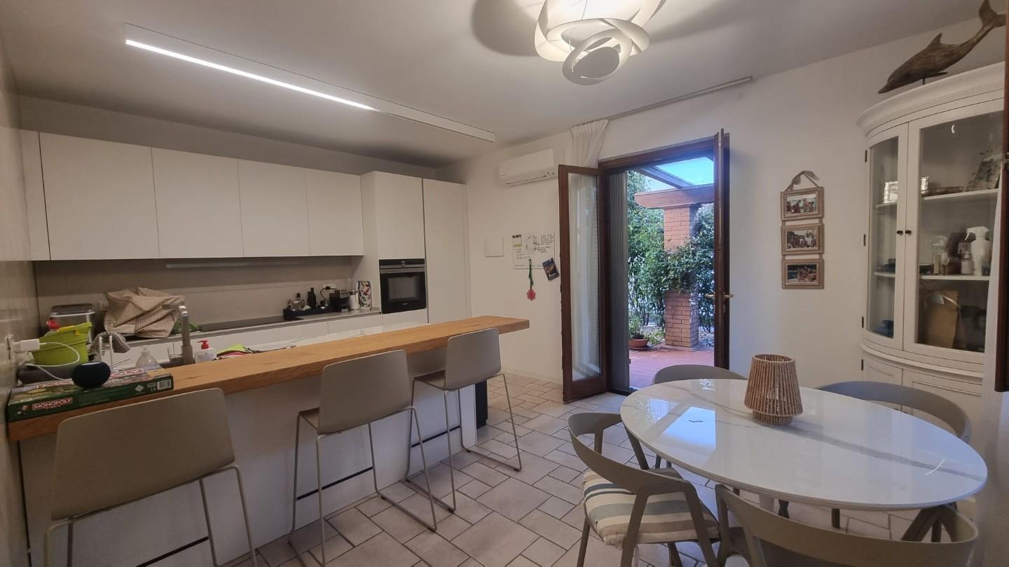 Villa Quadrifamiliari in vendita, Massa marina di