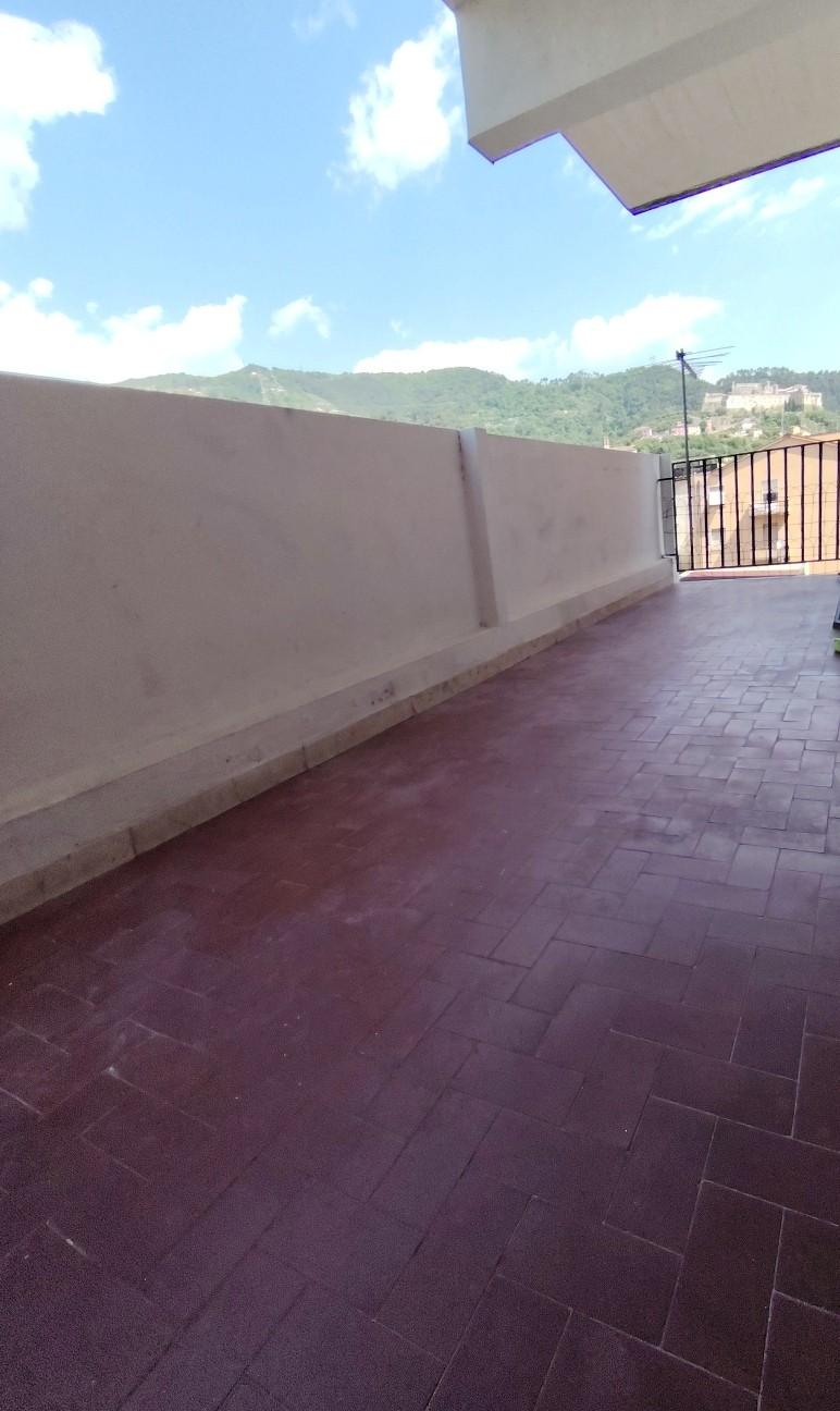 Appartamento con terrazzo, Massa centro