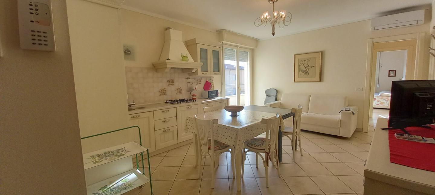 Trilocale arredato in affitto, Camaiore lido di