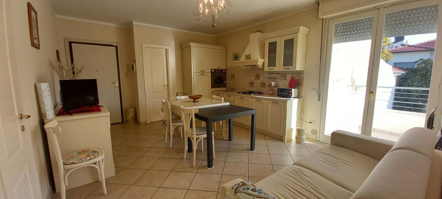 Trilocale arredato in affitto, Camaiore lido di