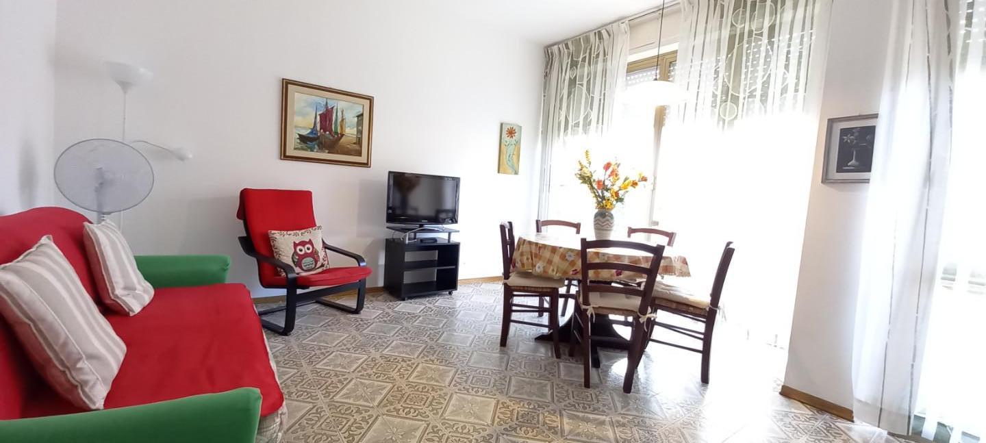 Trilocale arredato in affitto, Camaiore lido di