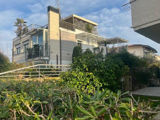 Attico con giardino, Camaiore lido di