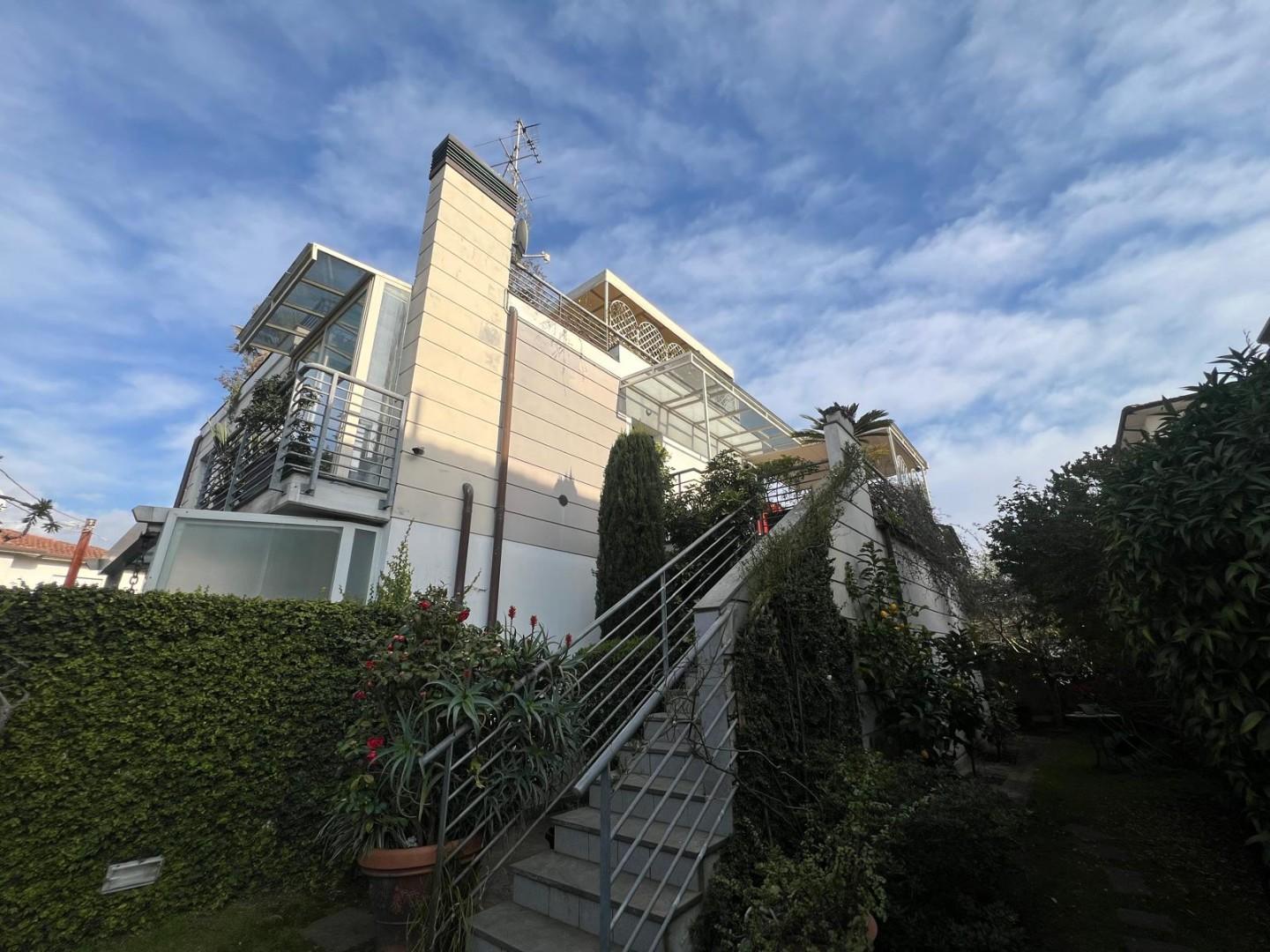 Attico con giardino, Camaiore lido di