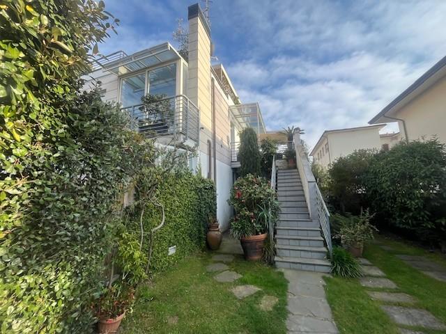 Attico con giardino, Camaiore lido di