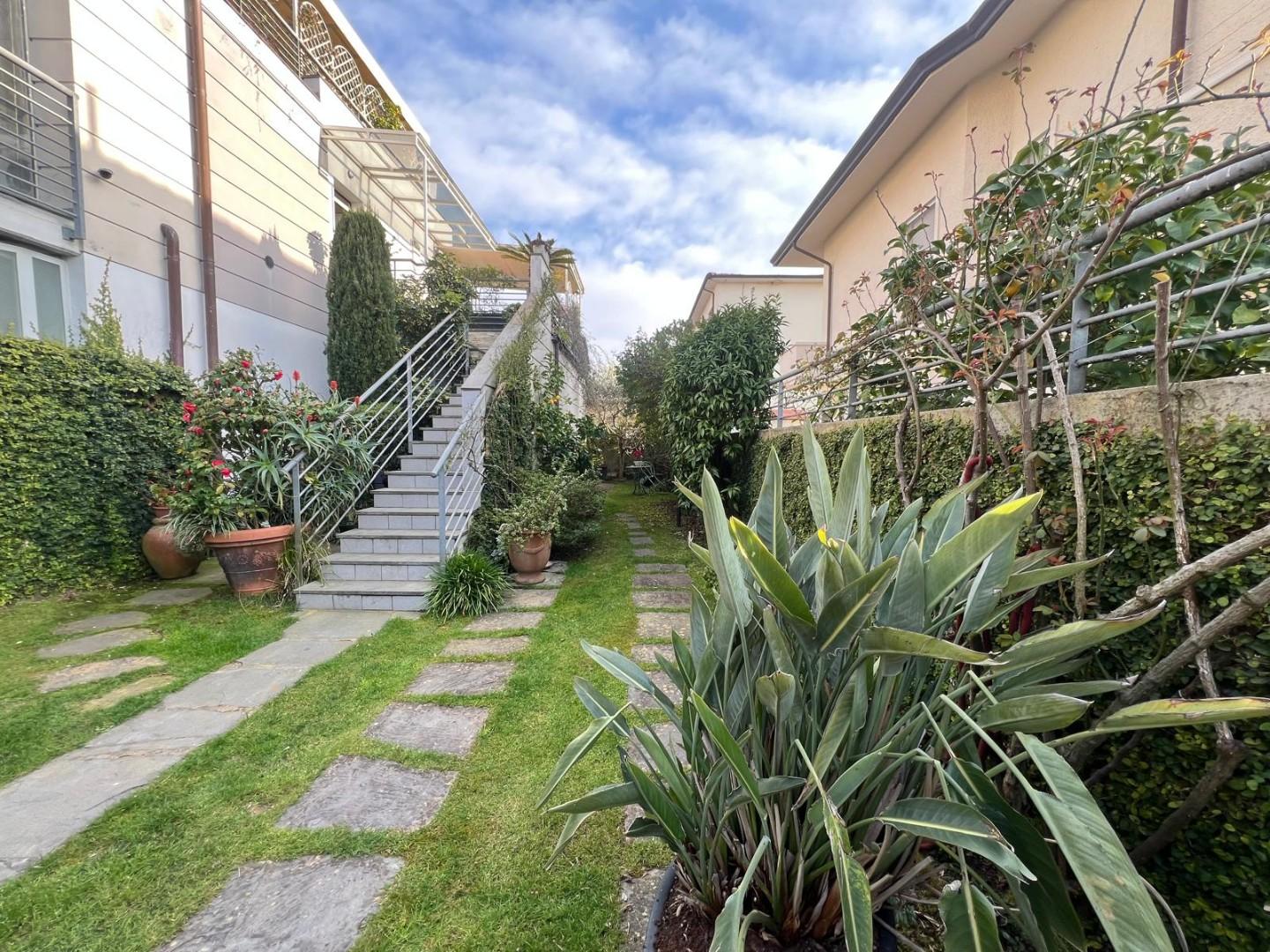 Attico con giardino, Camaiore lido di