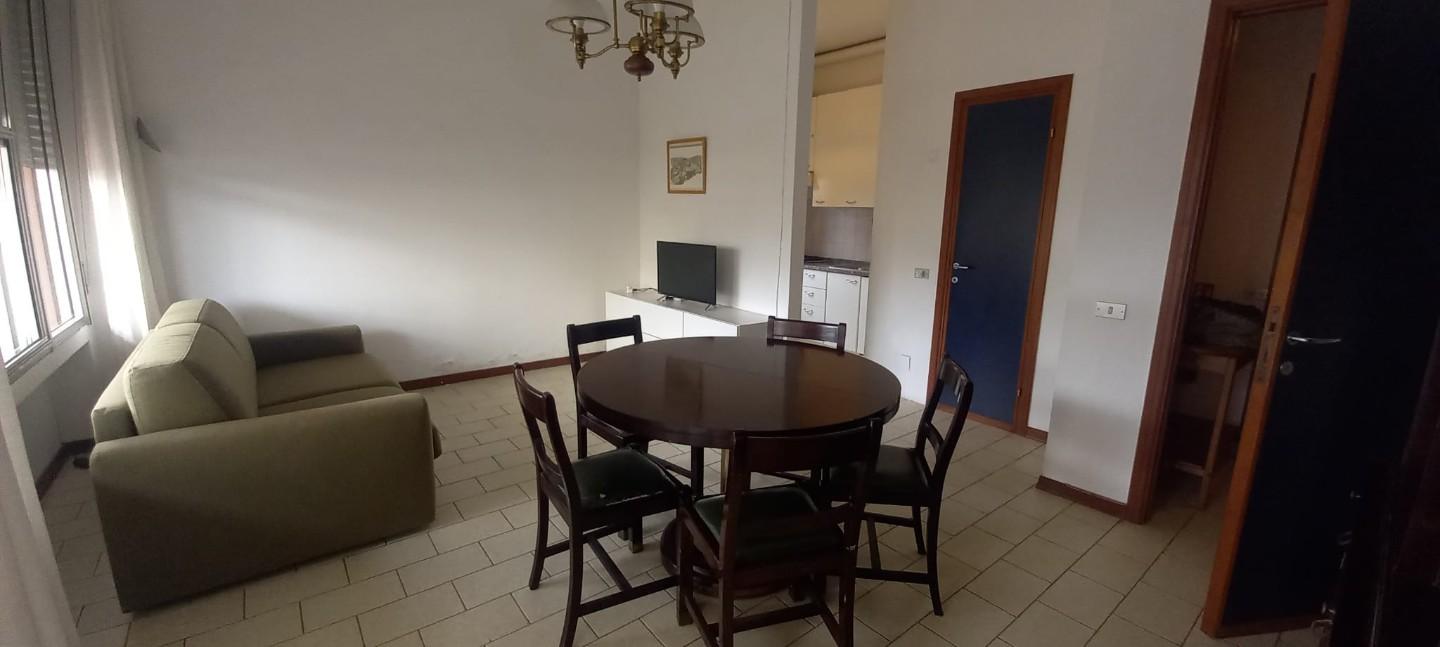 Trilocale arredato in affitto, Camaiore lido di