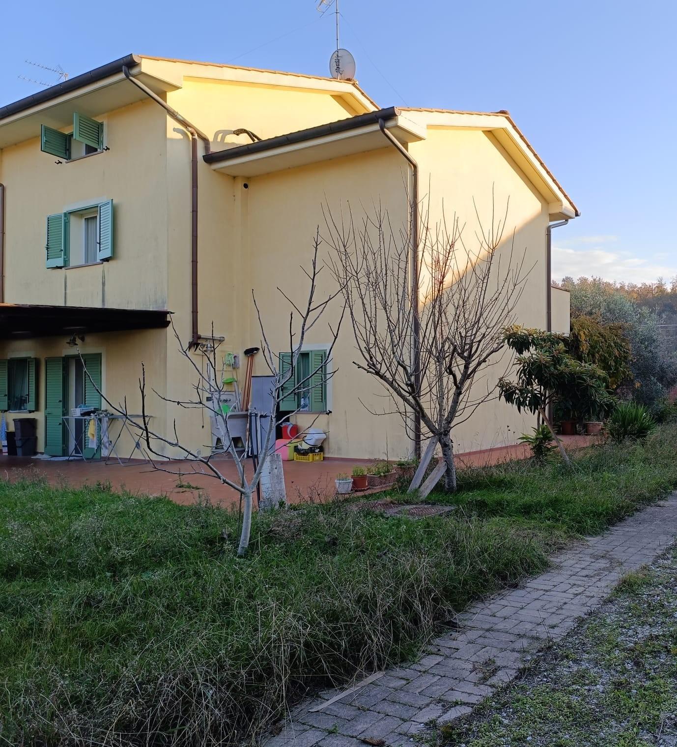 Villa Bifamiliare con giardino a Fauglia