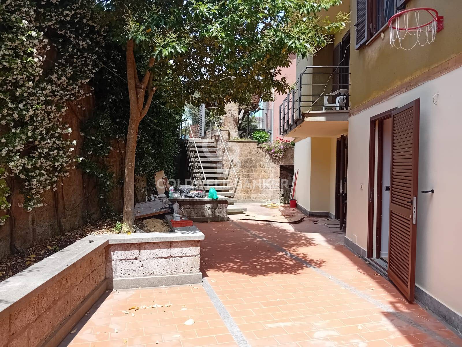 Appartamento indipendente in vendita a Sutri, centro