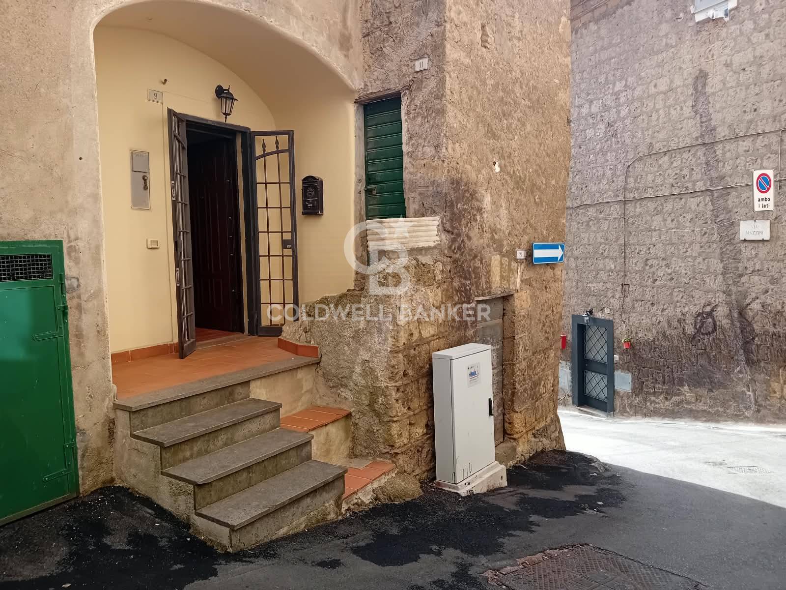 Appartamento indipendente in vendita a Caprarola, centro