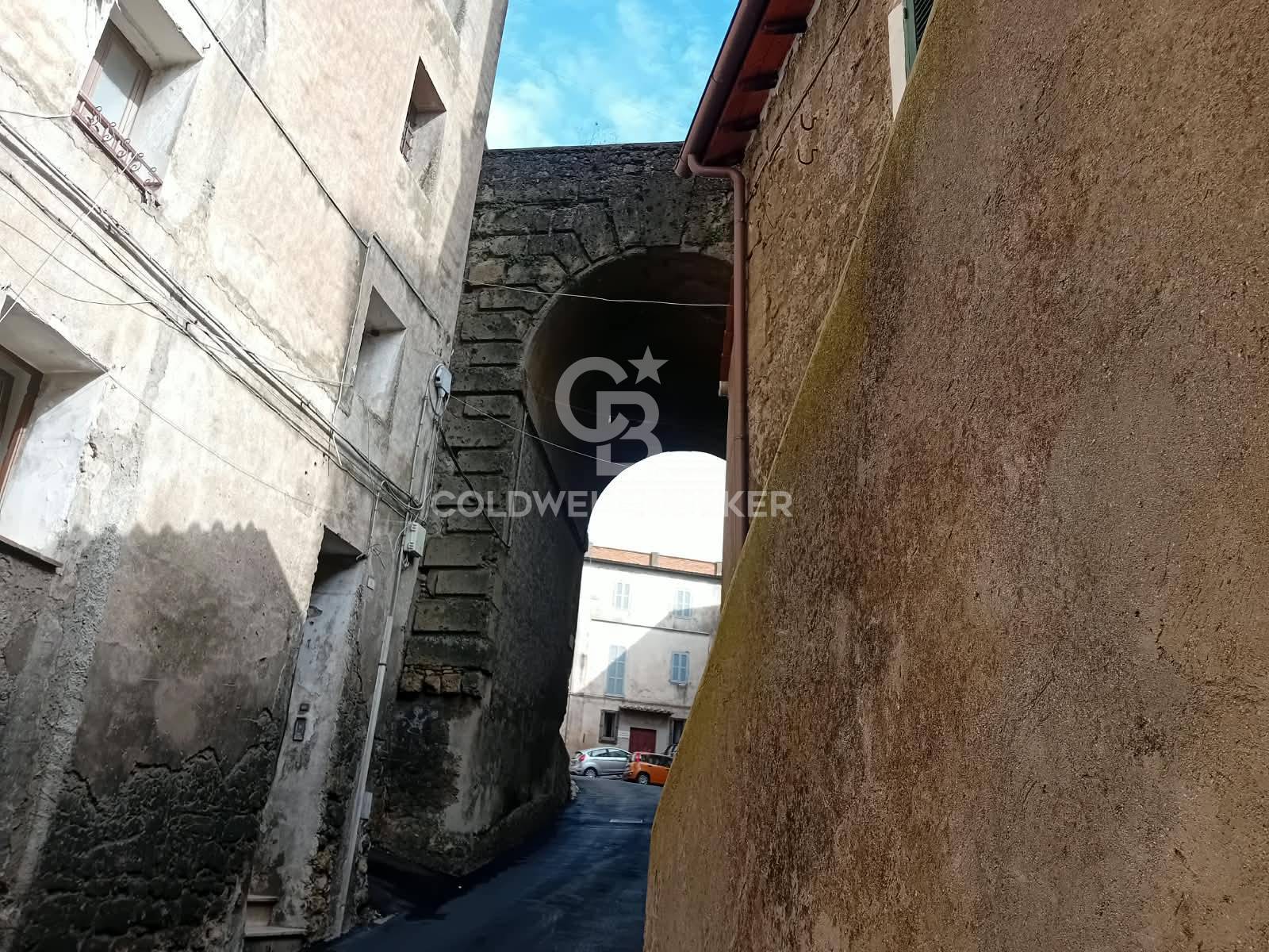 Appartamento indipendente in vendita a Caprarola, centro
